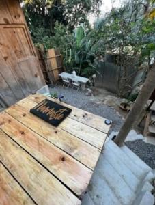 einen Holztisch mit einem Schild darüber in der Unterkunft EB5 Escape-Contemporary Stay, San Marcos La Laguna, City Art in San Marcos La Laguna