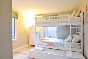 Una cama o camas en una habitación de Less Than 1 Mile to Beach with Custom Fire Pit