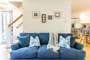 Un sofá azul con almohadas en una sala de estar. en Beautiful Home Easy Access to Beaches, en Brewster
