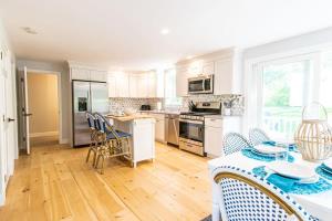 Una cocina con gabinetes blancos y una mesa y sillas. en Beautiful Home Easy Access to Beaches, en Brewster 21 fotos más