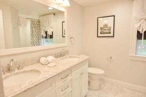 Ένα μπάνιο στο Newly Updated Home Stone Patio & Fire Pit +20 φωτογραφίες