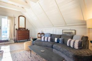Χώρος καθιστικού στο Multi-Dwelling 1 Mile to Nantucket Sound