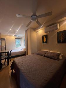 a bedroom with a bed and a ceiling fan at Bunde Haus Hotel EXPRESS BOUTIQUE in Ibagué