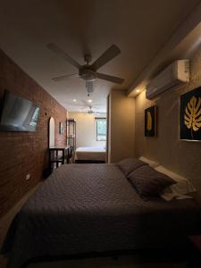a bedroom with a bed and a ceiling fan at Bunde Haus Hotel EXPRESS BOUTIQUE in Ibagué +85 photos