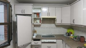 Kuchyň nebo kuchyňský kout v ubytování Cuarto Privado Doble en Toledo