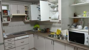 Kuchyň nebo kuchyňský kout v ubytování Cuarto Privado Doble en Toledo