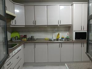 Kuchyň nebo kuchyňský kout v ubytování Cuarto Privado Doble en Toledo