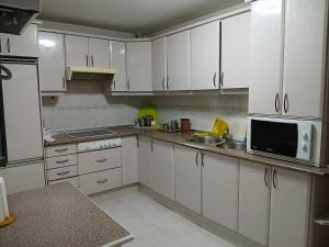 Kuchyň nebo kuchyňský kout v ubytování Cuarto Privado Doble en Toledo