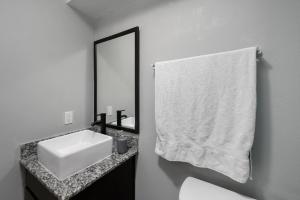 Koupelna v ubytování Convenient 1BR Unit Close to Shopping & Dining + 10 fotografií