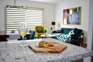 a glass of wine and a plate of food on a counter at Mar Báltico 2 in El Suazal