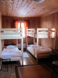 a room with three bunk beds and a window at Ellis Gården in Vemhån