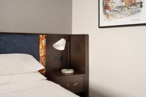Postel nebo postele na pokoji v ubytování Glasgow Marriott Hotel