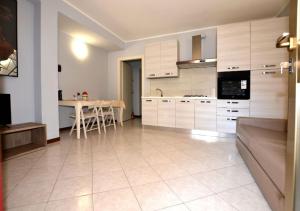 デセンツァーノ・デル・ガルダにあるAppartamento Capolaterraのキッチン(ソファ、テーブル付) +13枚の写真