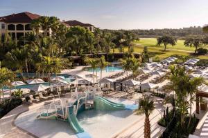 eine Luftaufnahme eines Resort-Pools mit Rutsche in der Unterkunft The Ritz-Carlton Naples, Tiburon in Naples