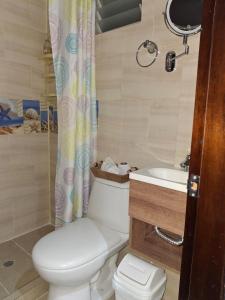 a bathroom with a toilet and a sink at Apartamento en un 4to piso cerca al coliseo en Armenia in Armenia