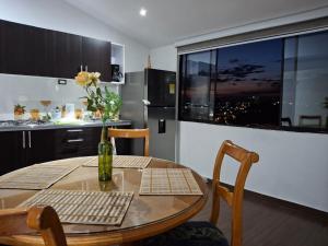 a kitchen with a table with a vase of flowers on it at Apartamento en un 4to piso cerca al coliseo en Armenia in Armenia