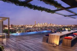 Modern APT in Toowong with Mountain View tesisinde veya buraya yakın yüzme havuzu