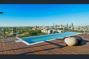Modern APT in Toowong with Mountain View tesisinde veya buraya yakın yüzme havuzu