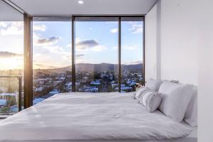 Modern APT in Toowong with Mountain View tesisinde bir odada yatak veya yataklar