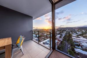 Modern APT in Toowong with Mountain View tesisinde bir balkon veya teras