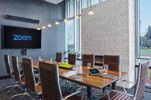 TV a/nebo společenská místnost v ubytování SpringHill Suites by Marriott Denver Downtown