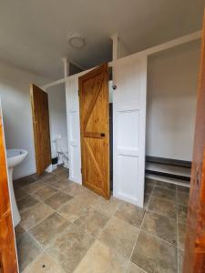 QuepeCasa spa parcela con acceso directo a río Temuco Padre las casas的带木门和水槽的浴室