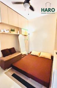 ein Wohnzimmer mit einer Couch und einem Bett in der Unterkunft Condo near Session Road with Balcony in Baguio City
