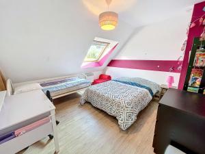 - une chambre avec 2 lits et un bureau dans l'établissement Maison calme, proche tennis, 3 chambres, terrasse, Wi-Fi, parking - FR-1-361-554, à Jullouville