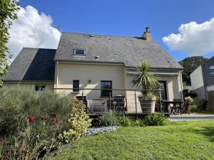 une maison avec un balcon et un toit dans l'établissement Maison calme, proche tennis, 3 chambres, terrasse, Wi-Fi, parking - FR-1-361-554, à Jullouville