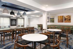 Posezení v ubytování Fairfield Inn & Suites Columbia Northeast
