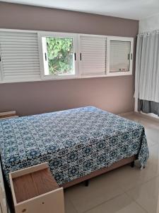 una camera da letto con un letto e due finestre di Smilesurf room a Rio de Janeiro