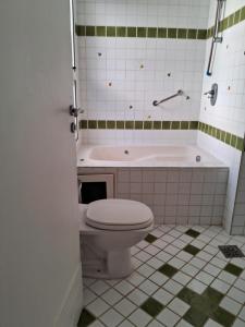 un bagno con wc e vasca da bagno di Smilesurf room a Rio de Janeiro