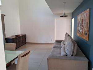 un soggiorno con un divano e un tavolo di Smilesurf room a Rio de Janeiro