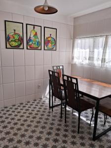 una sala da pranzo con un tavolo e quattro sedie di Smilesurf room a Rio de Janeiro