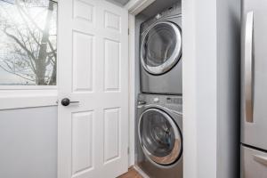 Φωτογραφία από το άλμπουμ του CentreStreet-Cozy Petfriendly 4bedsuite 04Entire στο Κάλγκαρι +8 φωτογραφίες