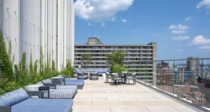 Posezení v ubytování Luxury 2BR BackBay Boston Common T-station Roof Top Lounge Gym