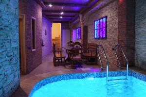 Bazén v ubytování Aleppo Hotel nebo v jeho okolí