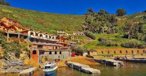 una barca è ormeggiata in un bacino d'acqua di Hostal Inti Wayra a Comunidad Yumani