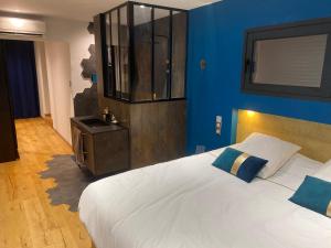a bedroom with a large bed and a blue wall at Villa lyon 8e, 8 personnes Piscine jardin, parking privé, terrain de pétanque in Monplaisir +17 photos
