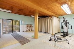 ホースシュー・ベイにあるDream House -Water Lilyのトレッドミル付きのジムが備わる客室です。