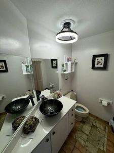 ホースシュー・ベイにあるDream House -Water Lilyのバスルーム(洗面台2台、トイレ付) +174枚の写真