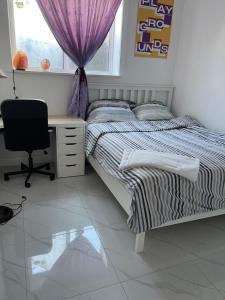 una camera con letto, scrivania e sedia di New Luxury Walkout Suite Near University a Calgary