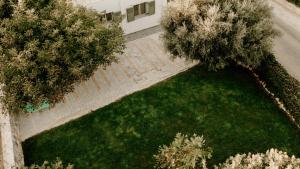 Vonkajšia záhrada v ubytovaní Chrisi Holiday Home - 500 sqm Private Gardens & Nature View - 300m by the sea
