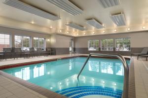Bazén v ubytování Residence Inn by Marriott Buffalo Galleria Mall nebo v jeho okolí