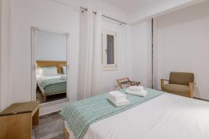 Posteľ alebo postele v izbe v ubytovaní Chrisi Holiday Home - 500 sqm Private Gardens & Nature View - 300m by the sea