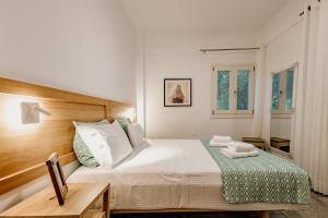 Posteľ alebo postele v izbe v ubytovaní Chrisi Holiday Home - 500 sqm Private Gardens & Nature View - 300m by the sea