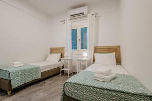 Posteľ alebo postele v izbe v ubytovaní Chrisi Holiday Home - 500 sqm Private Gardens & Nature View - 300m by the sea