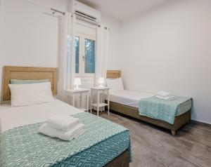 Posteľ alebo postele v izbe v ubytovaní Chrisi Holiday Home - 500 sqm Private Gardens & Nature View - 300m by the sea