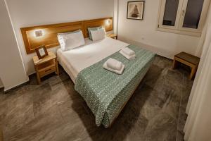 Posteľ alebo postele v izbe v ubytovaní Chrisi Holiday Home - 500 sqm Private Gardens & Nature View - 300m by the sea