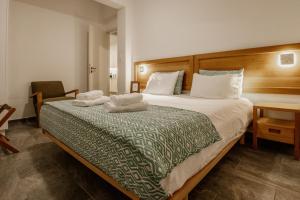 Posteľ alebo postele v izbe v ubytovaní Chrisi Holiday Home - 500 sqm Private Gardens & Nature View - 300m by the sea